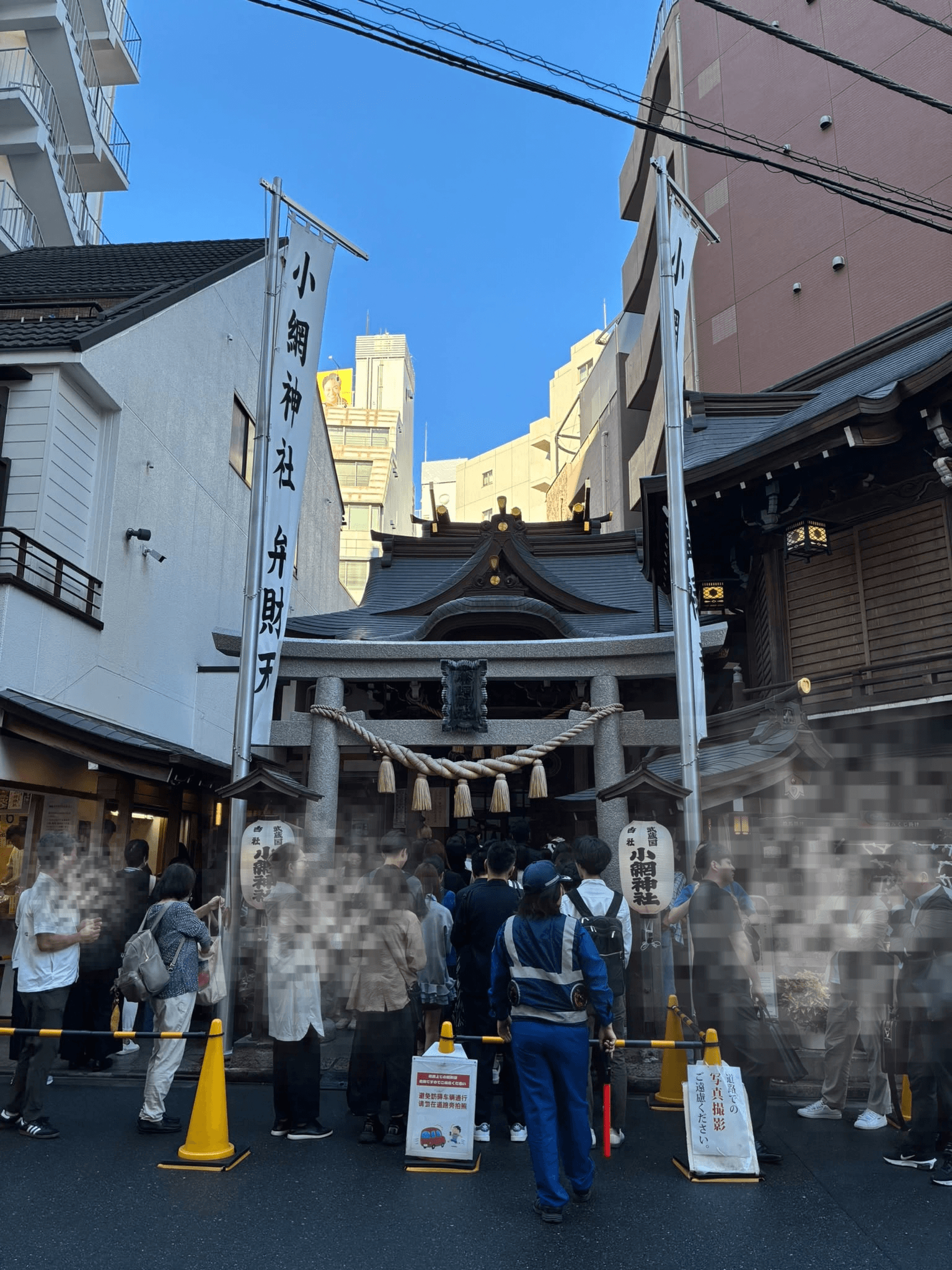 鳥居前から境内へ続く参拝の列。人波が途切れることなく続いていた。