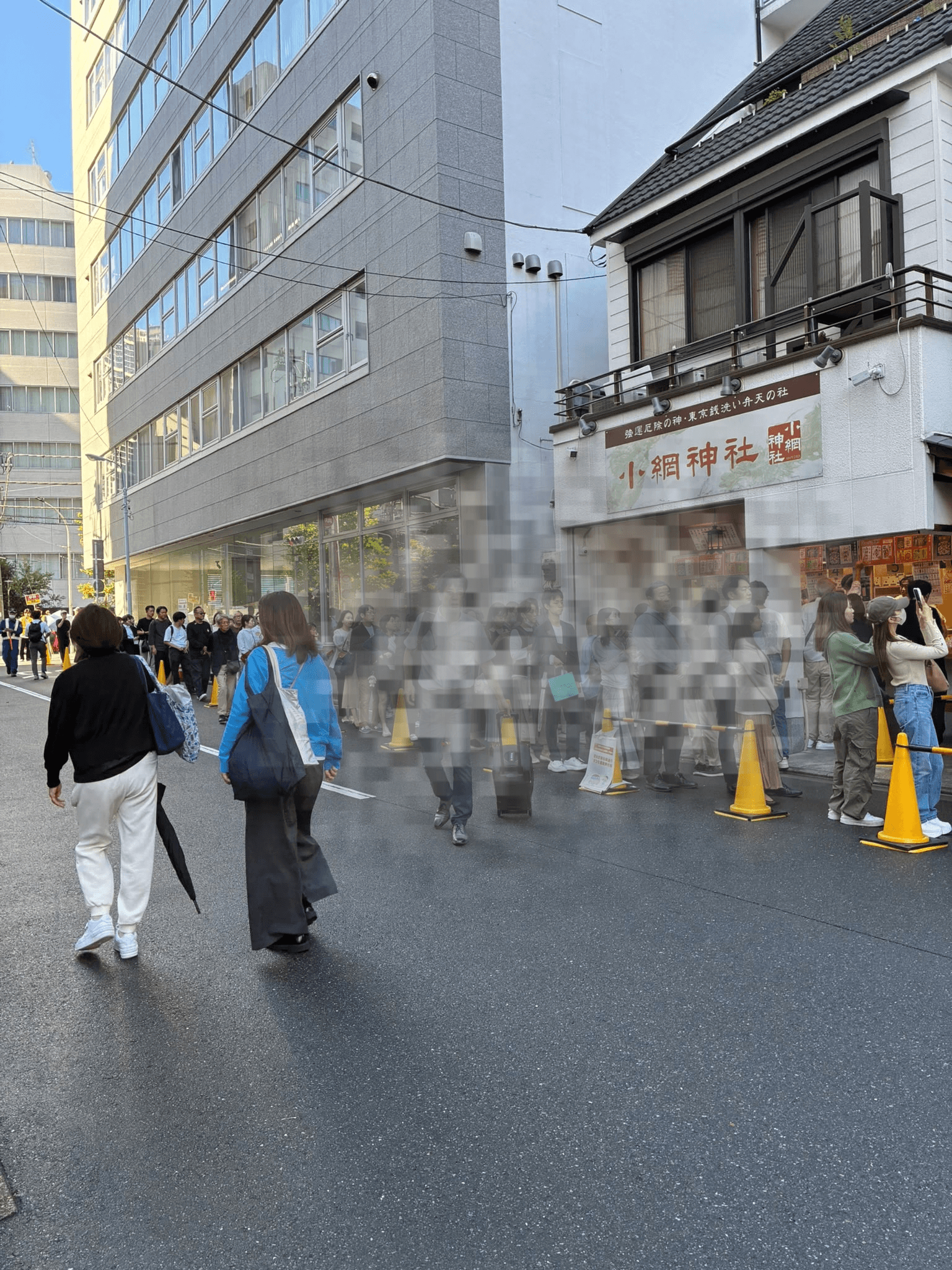 道路まではみ出した行列。平日の昼間でもこの混雑ぶり。