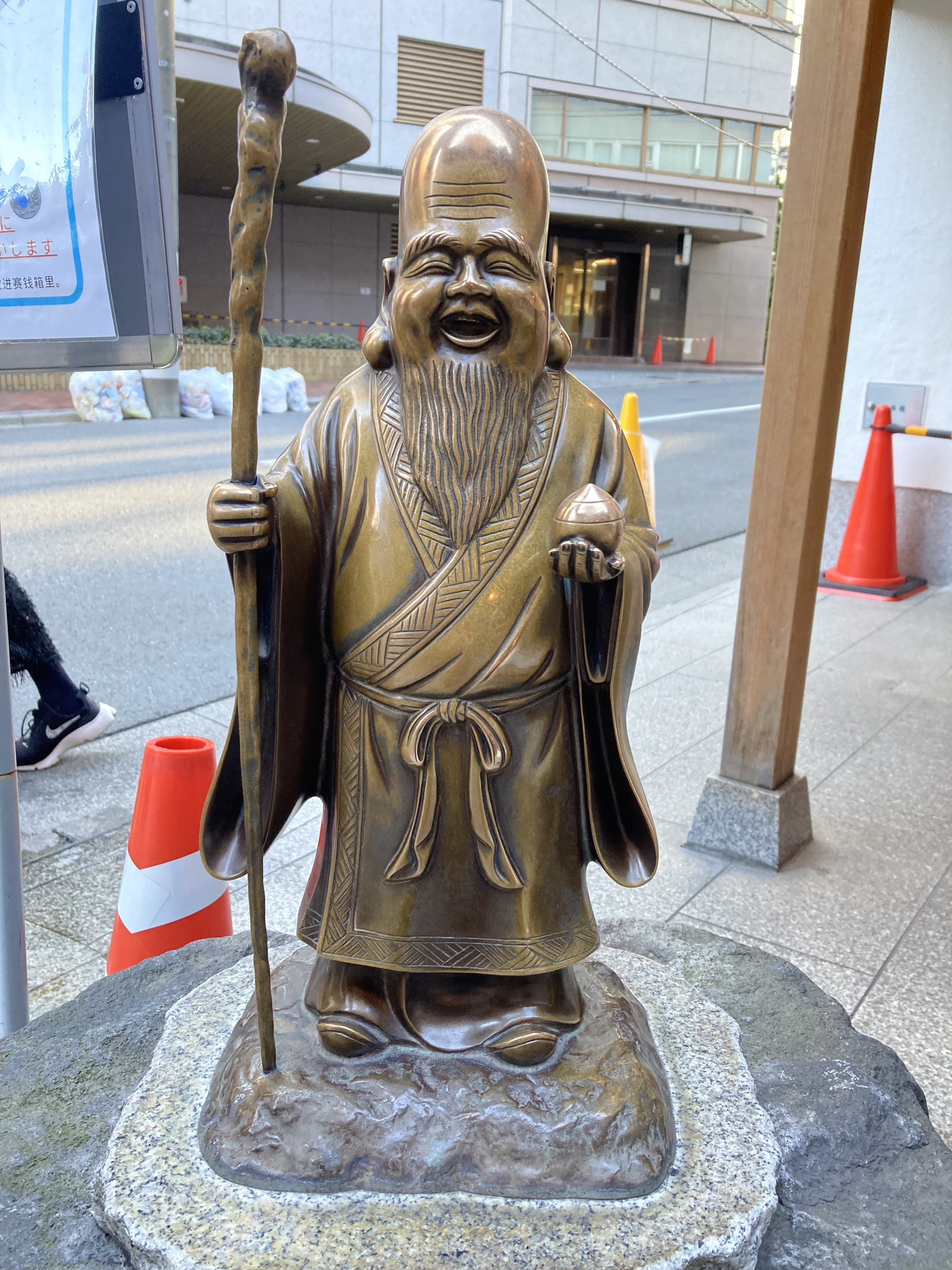 境内前に立つ福禄寿様。日本橋七福神のひとり。